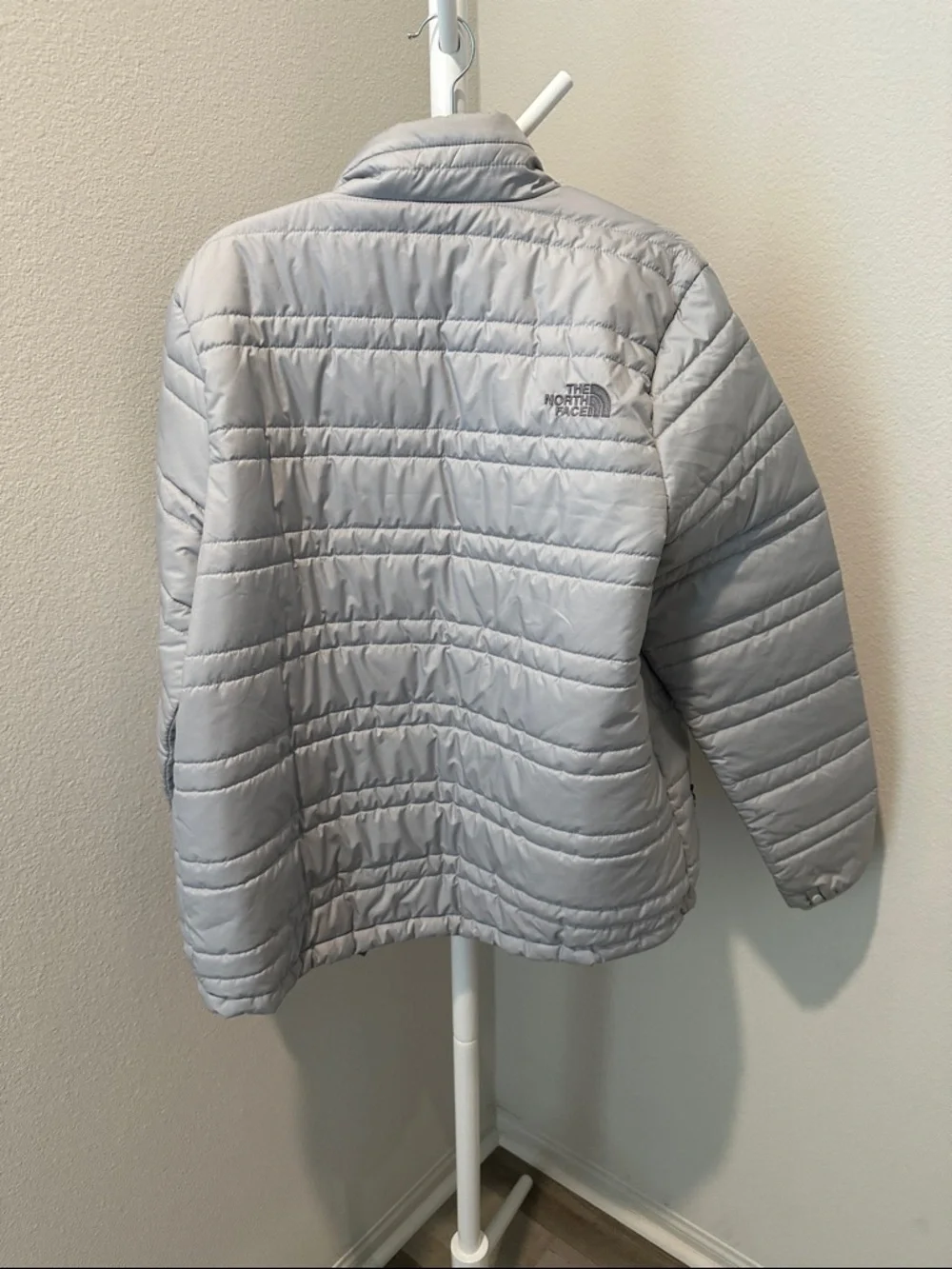 NWOT The North Face Light Gray Quilted Insulated Jacket - Picture 3 of 3